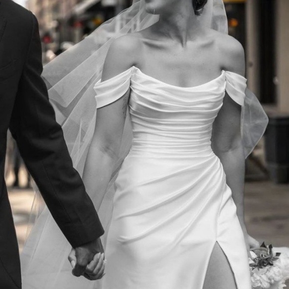 Elegant White Off-Shoulder Dress - Picture 2 of 4
